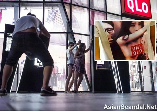 中国人の若いカップルが北京・順里屯のユニクロ店の試着室でセックス