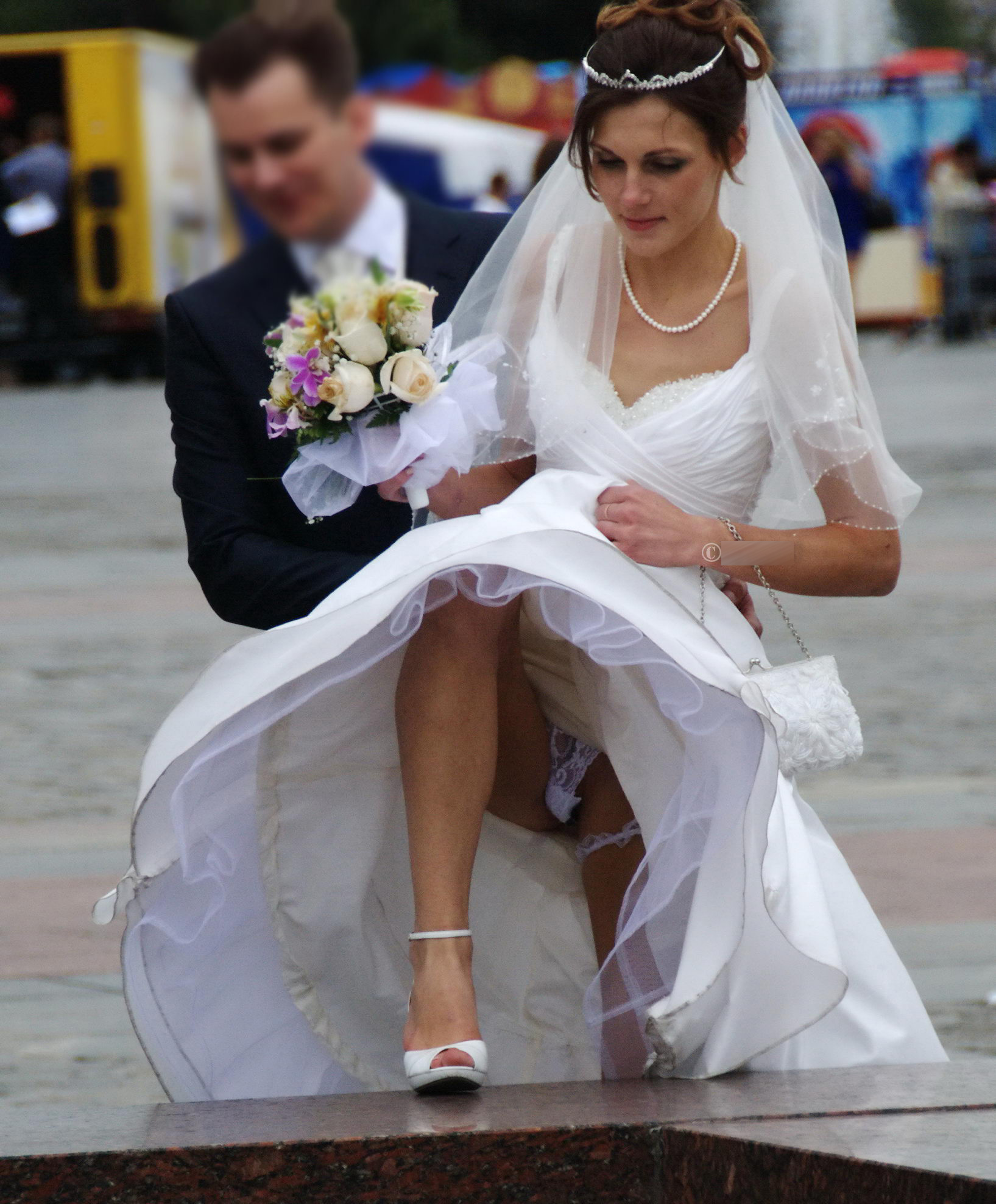 Невеста оголила грудь на улице