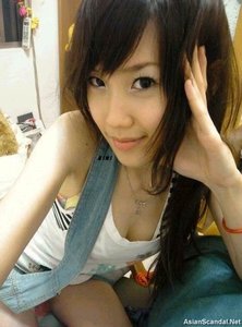 Super Cute Chinese young schoolgirl’s lovely naked body