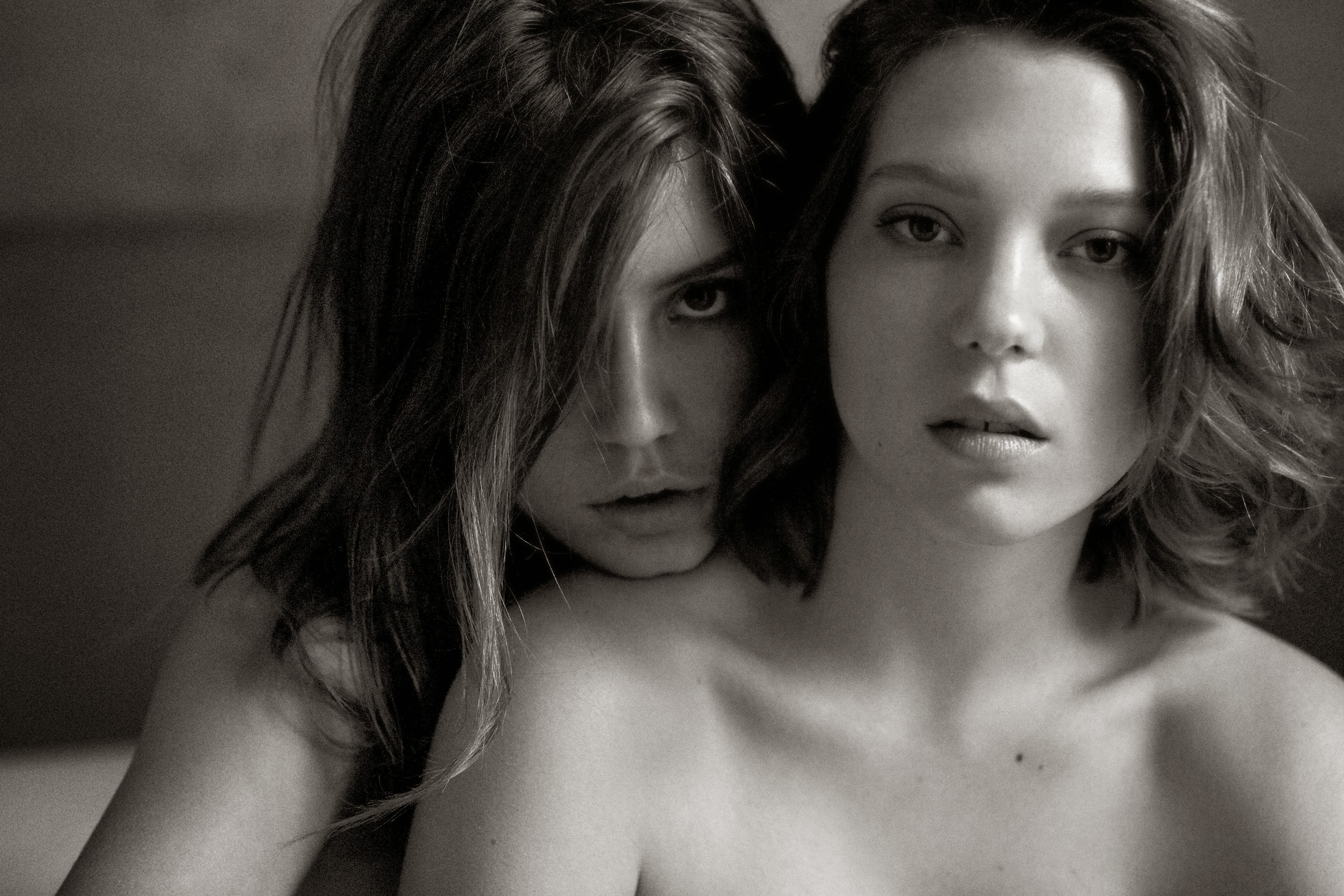 EXPOSTAS.com_L____a_Seydoux___Ad____le_Exarchopoulos_Photoshoot_by_Mikael_Jansson_for_Interview_November_2013_07_.jpg