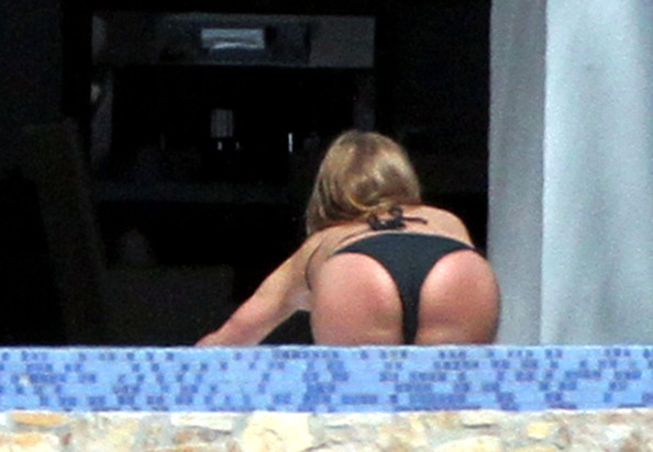 Jennifer_Aniston-Ass-Black_Bikini-Los_Cabos_Mexico-Nov_26_2010_4.jpg