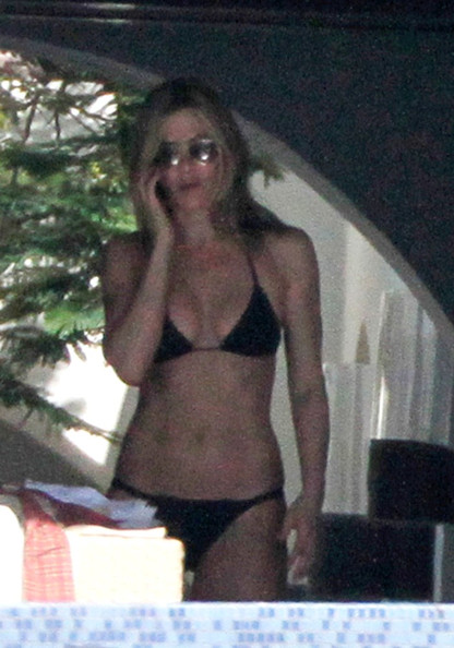 Jennifer_Aniston-Ass-Black_Bikini-Los_Cabos_Mexico-Nov_26_2010_7.jpg