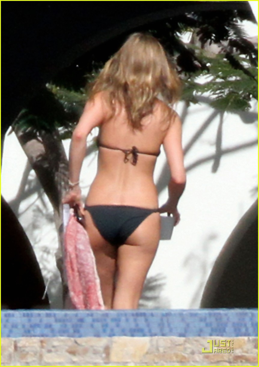 Jennifer_Aniston-Ass-Black_Bikini-Los_Cabos_Mexico-Nov_26_2010_1.jpg