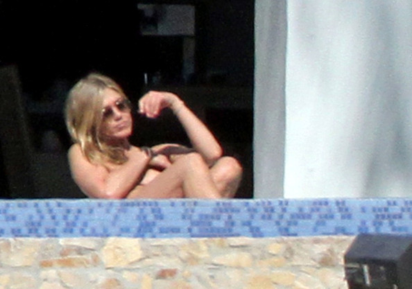 Jennifer_Aniston-Ass-Black_Bikini-Los_Cabos_Mexico-Nov_26_2010_8.jpg