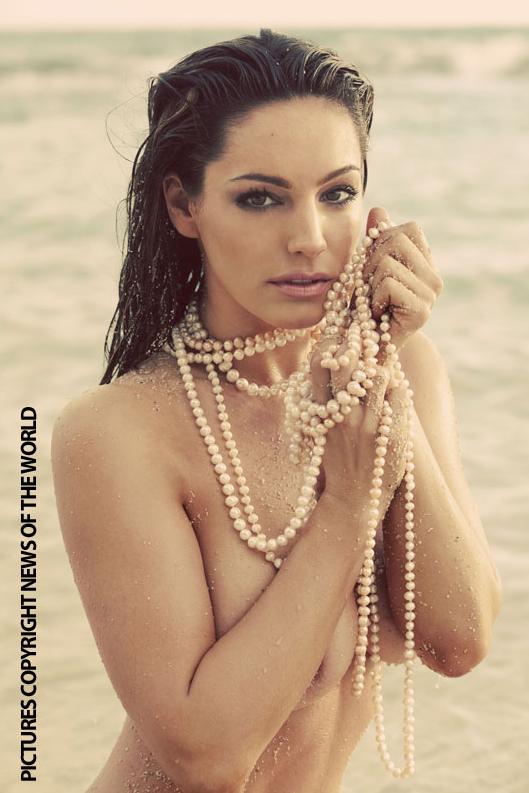 Kelly_Brook-Nude_Beach-Playboy_Practice_Shots-2010_7.jpg