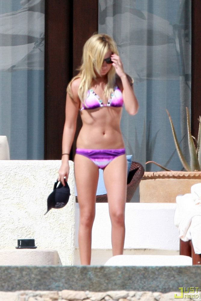 Ashley_Tisdale-Bikini-Cabo_San_Lucas-Nov_16_2009_4.jpg
