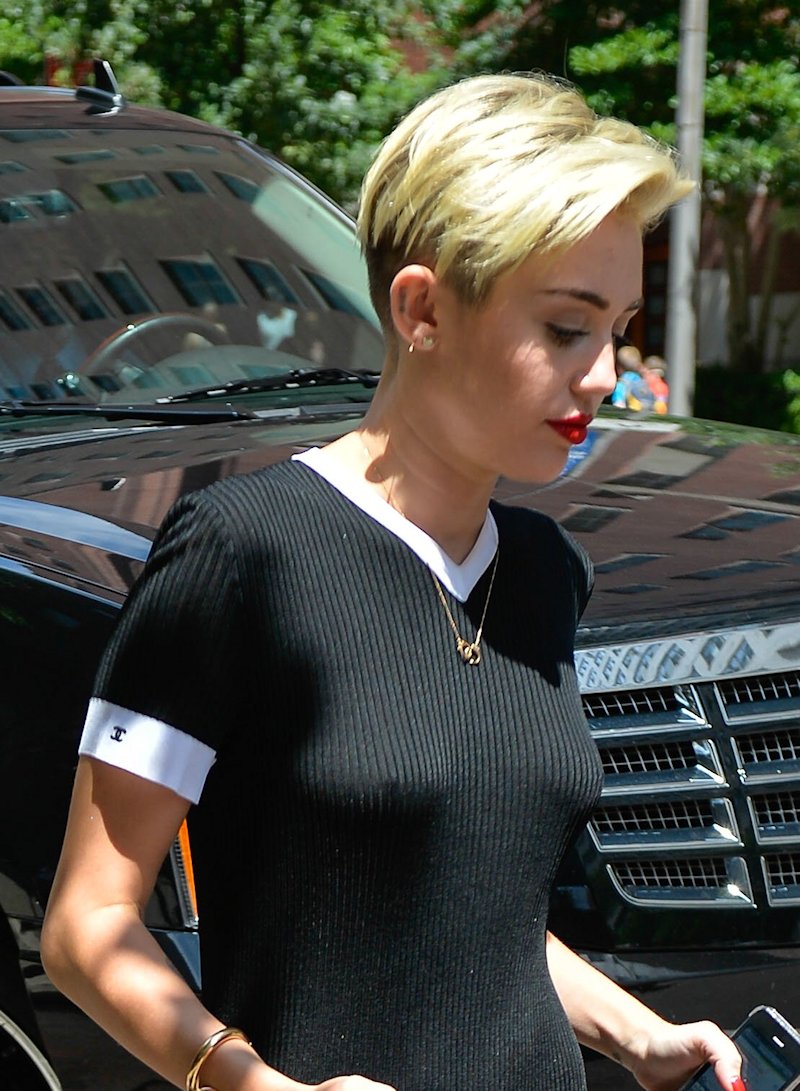 Miley_Cyrus_-_leaving_the_Good_Morning_America_Studios_-_July_15__2013_011.jpg
