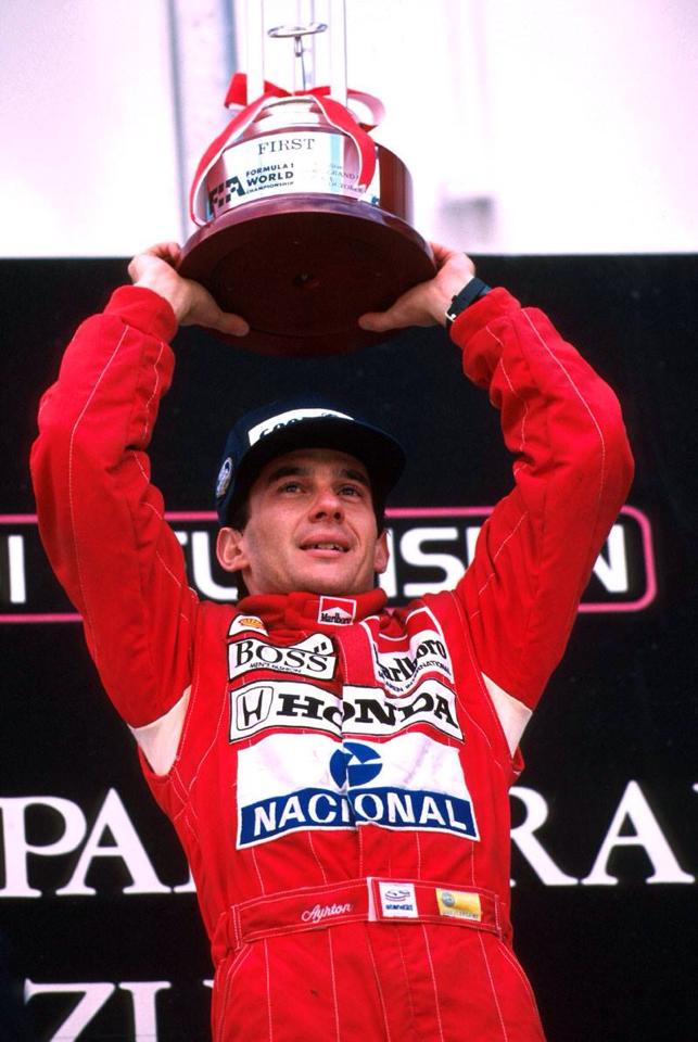 Senna erguendo o trofeu.jpg