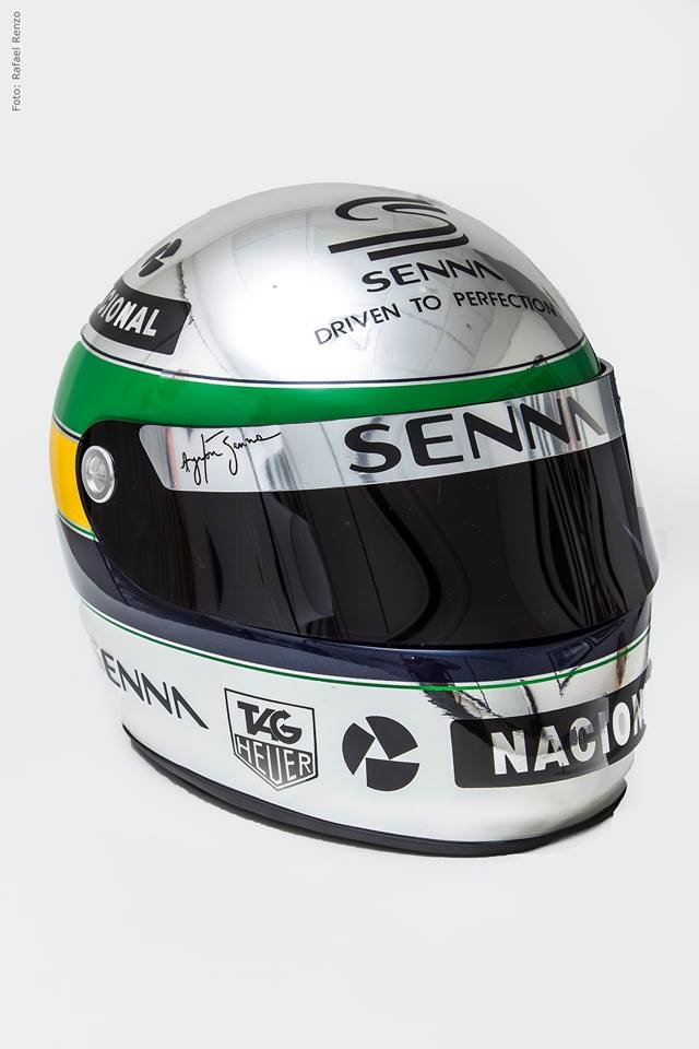 Capacete Prateado do Senna 2014.jpg