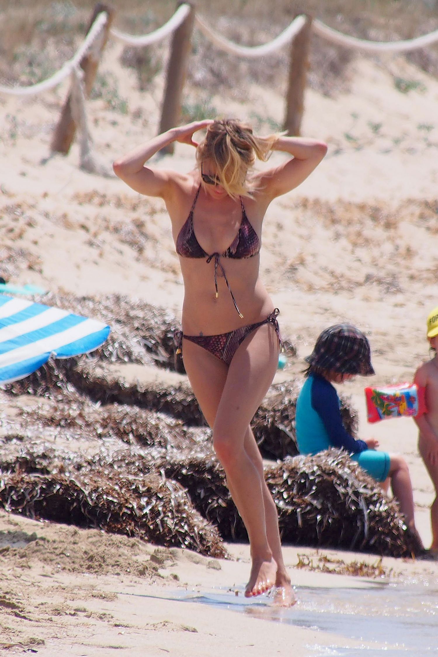 Sienna-Miller-Bikini-Spain-14.jpg