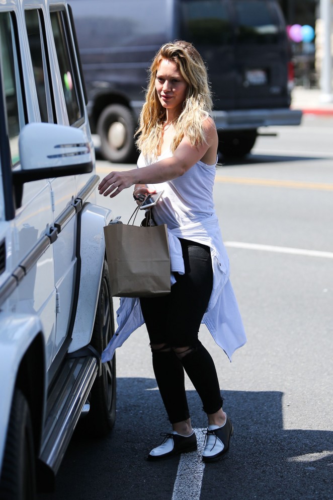 Hilary-Duff:-Shopping-in-Beverly-Hills--02-662x993.jpg