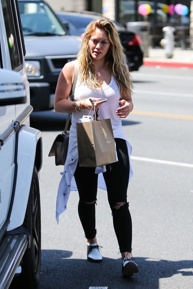 Hilary-Duff:-Shopping-in-Beverly-Hills--05-662x993.jpg