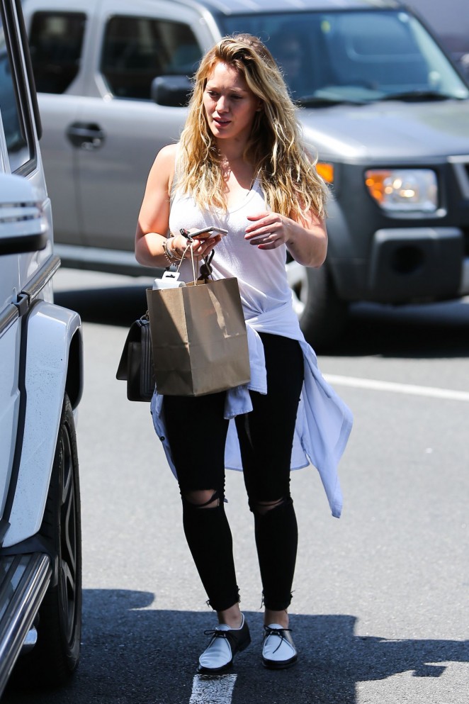 Hilary-Duff:-Shopping-in-Beverly-Hills--13-662x993.jpg