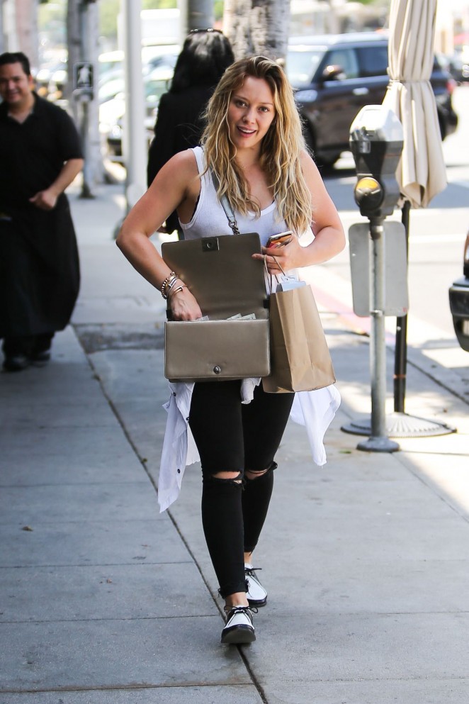 Hilary-Duff:-Shopping-in-Beverly-Hills--11-662x993.jpg
