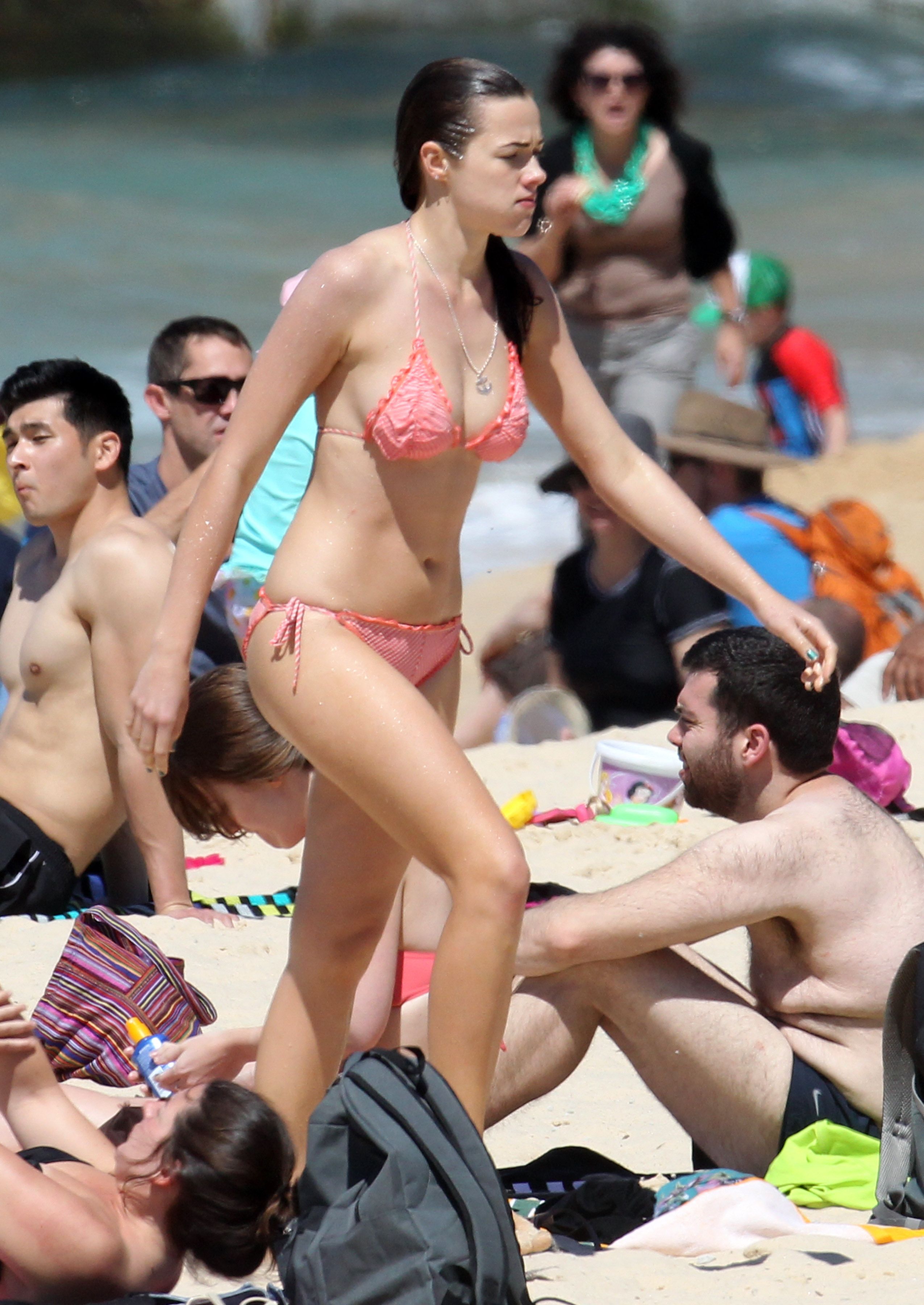 14Demi_Harman-Sexy_bikini_beach_candids_at_Bondi_in_Sydney_43.jpg