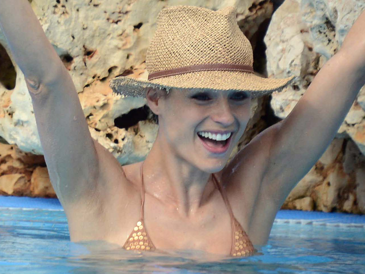 12Michelle_Hunziker-Bikini_Poolside_in_Italy_05.jpg