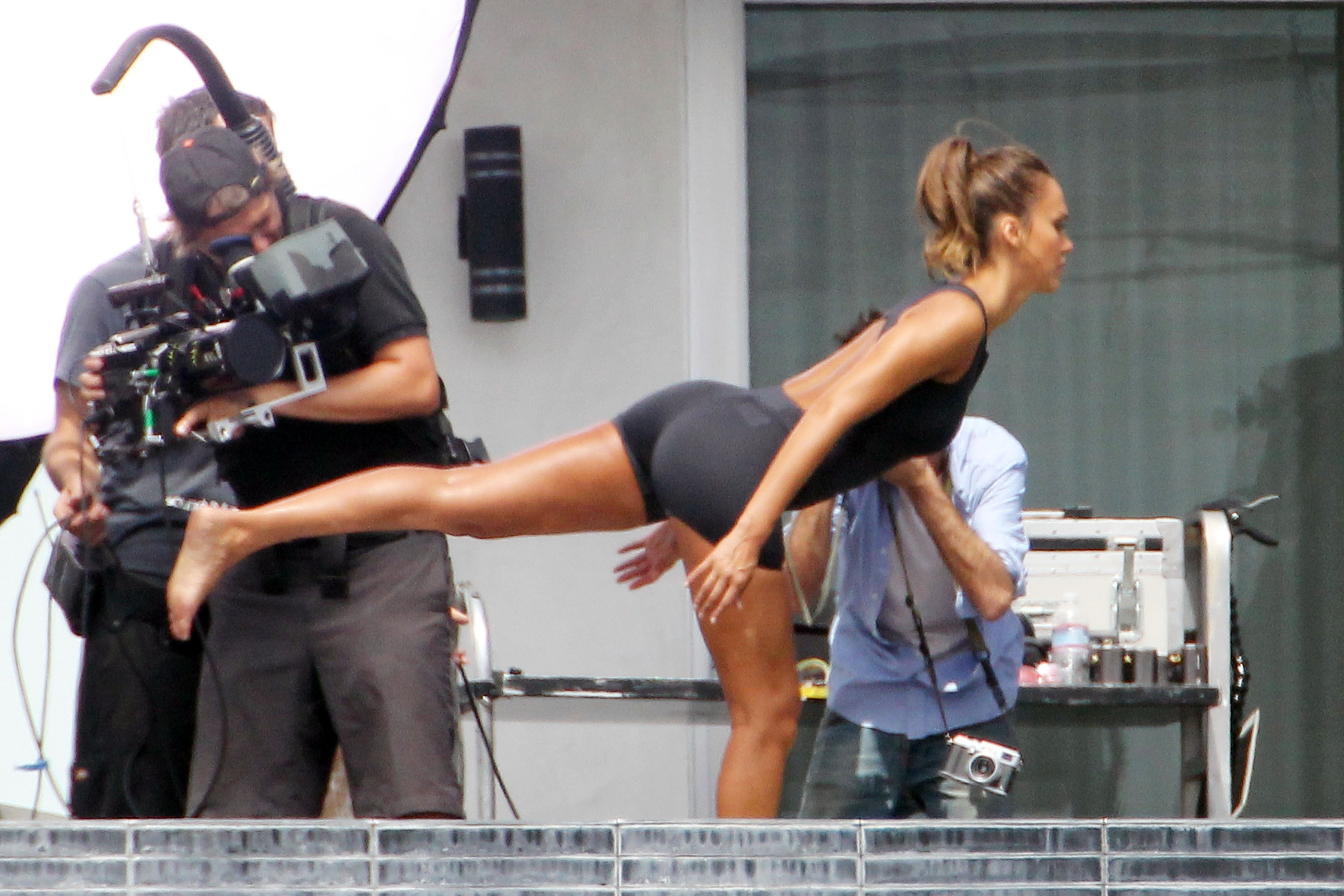 Jessica_Alba_On_the_Set_of_a_Commercial_in_Hollywood_Hills_September_1_2015_05.jpg