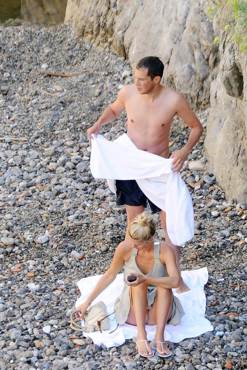 Nicky-Hilton-Upskirt-Candids-Beach-Mykonos-Greece-02.jpg