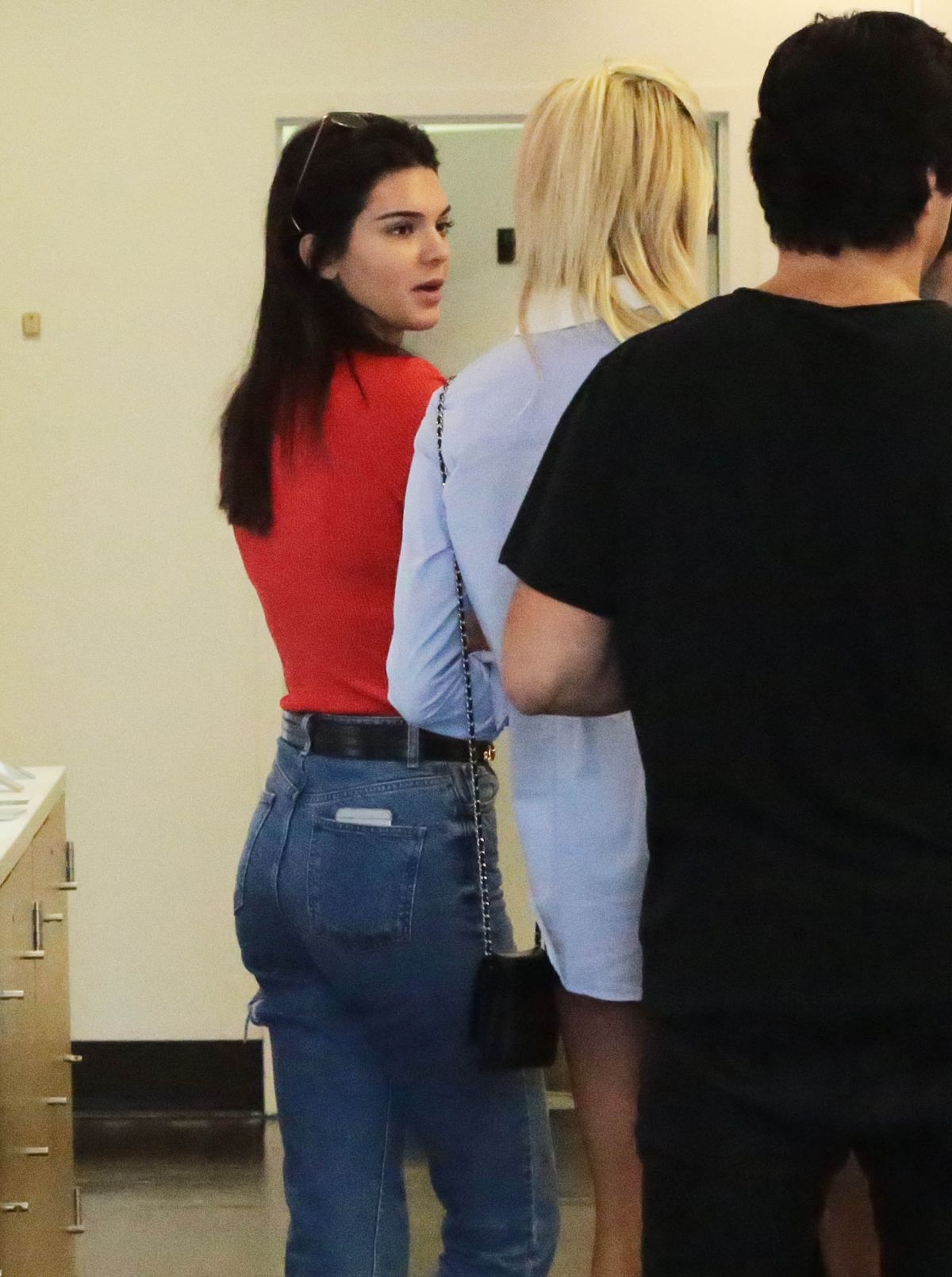 kendall-jenner-in-tight-jeans-out-in-new-york-09-02-2015_12.jpg