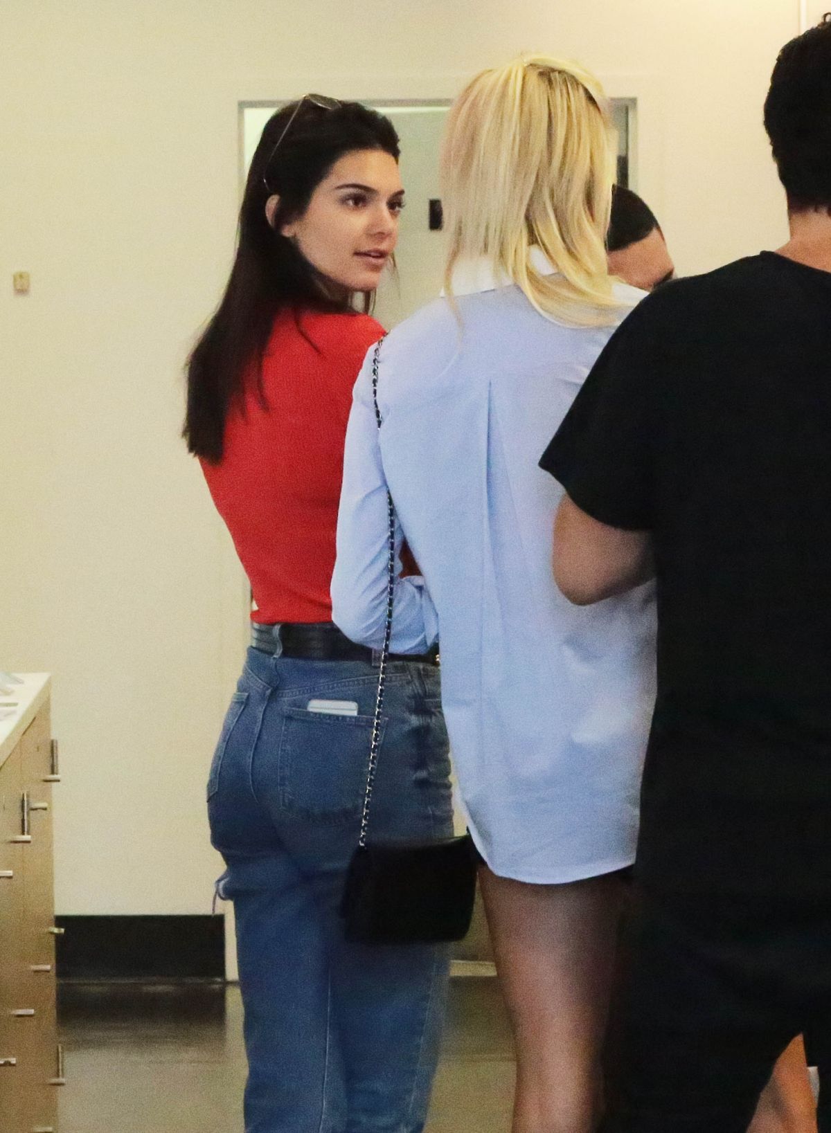 kendall-jenner-in-tight-jeans-out-in-new-york-09-02-2015_13.jpg