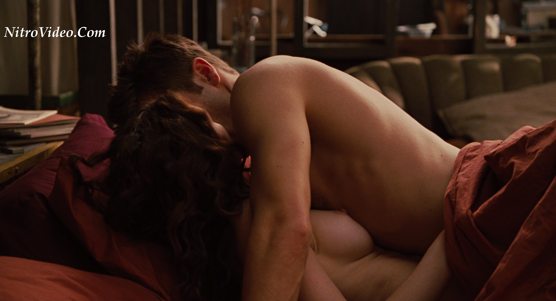 Anne_Hathaway_nude_Love_And_Other_Drugs_001.jpg