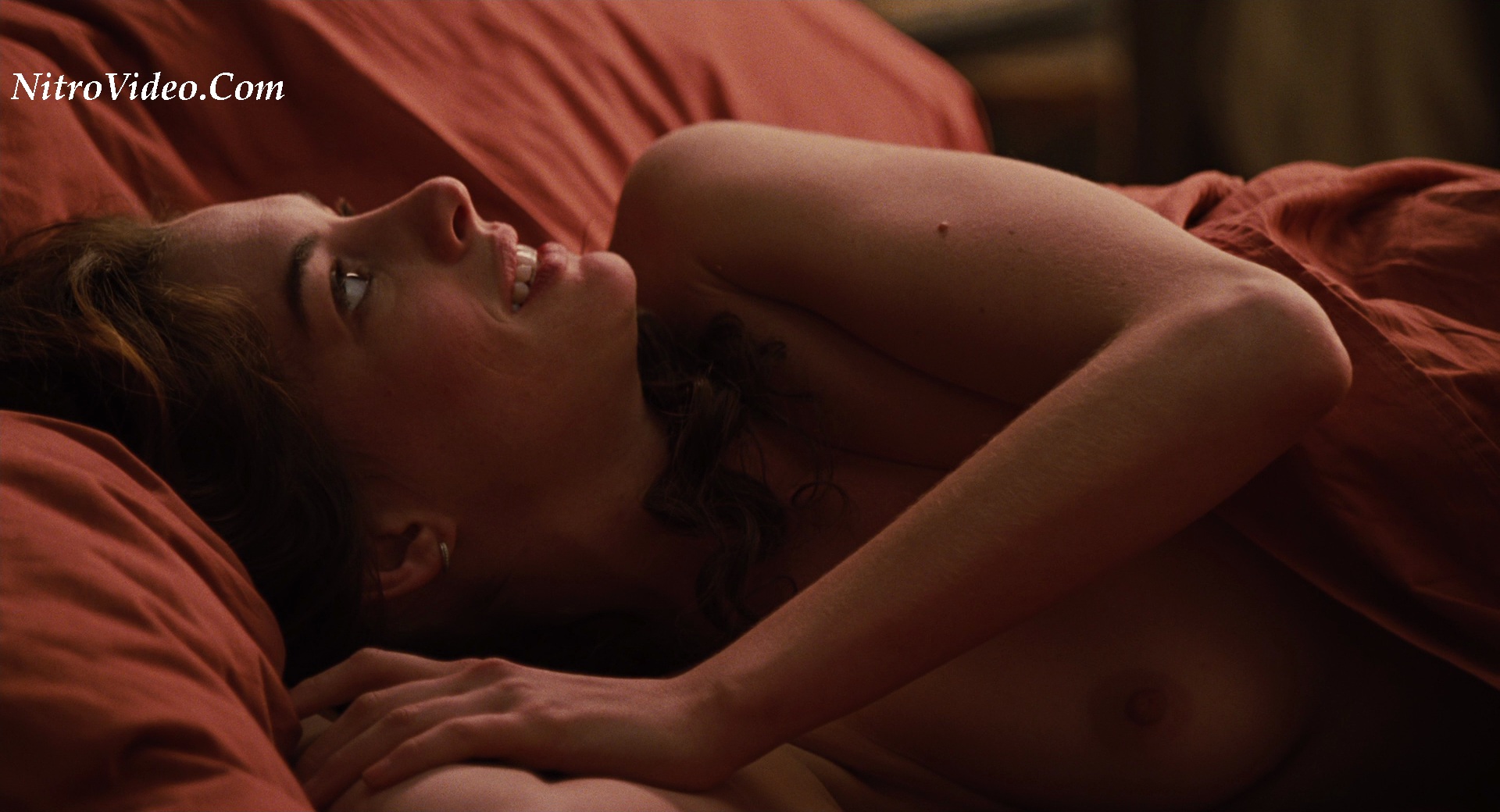 Anne_Hathaway_nude_Love_And_Other_Drugs_014.jpg