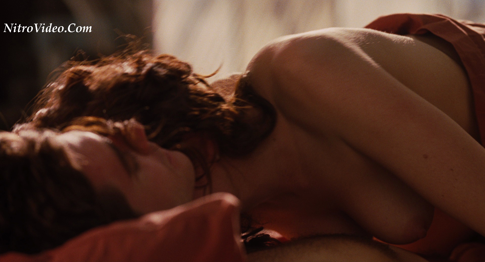 Anne_Hathaway_nude_Love_And_Other_Drugs_003.jpg