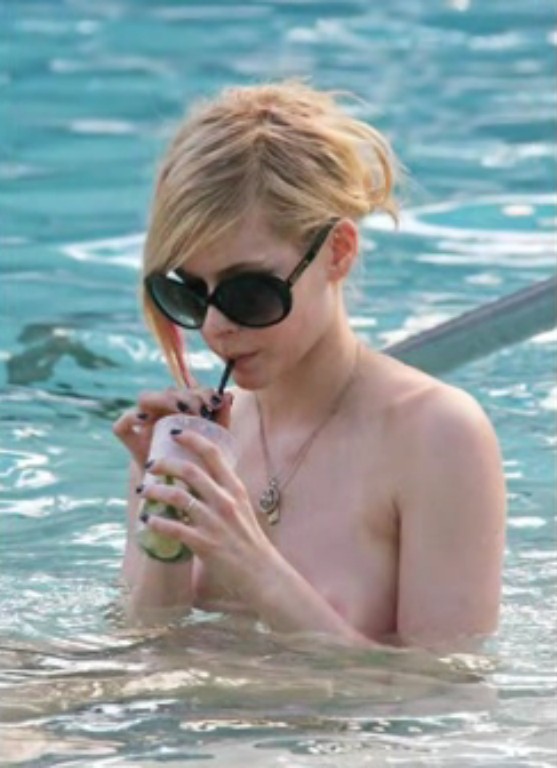 Avril_Lavigne-Nude_in_pool_with_her_friend_12.jpg