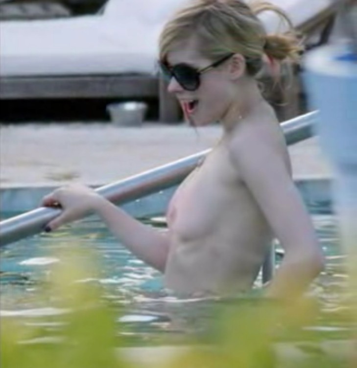 Avril_Lavigne-Nude_in_pool_with_her_friend_02.jpg