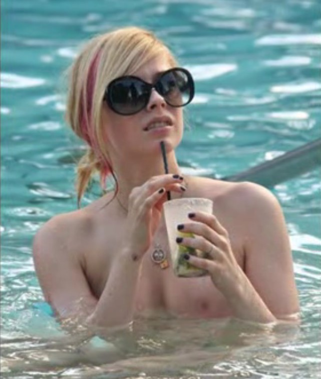 Avril_Lavigne-Nude_in_pool_with_her_friend_06.jpg