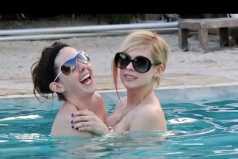 Avril_Lavigne-Nude_in_pool_with_her_friend_11.jpg