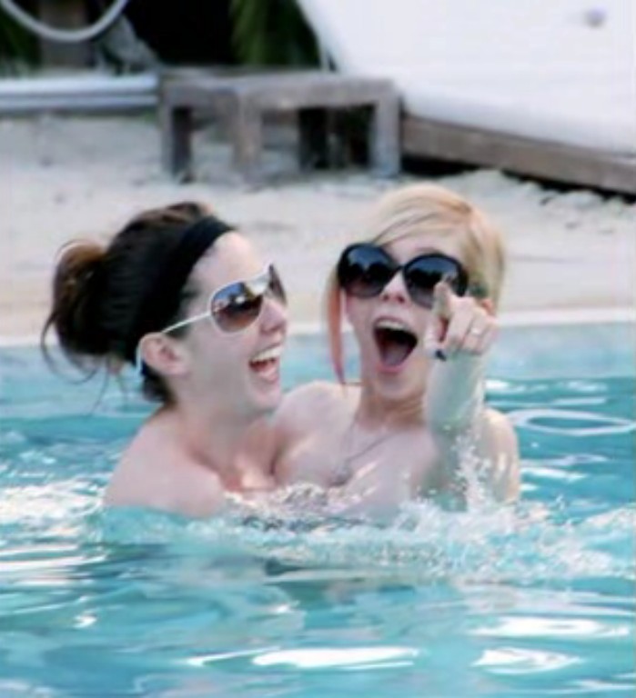 Avril_Lavigne-Nude_in_pool_with_her_friend_10.jpg