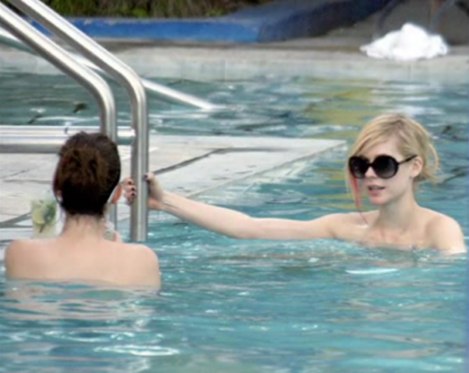Avril_Lavigne-Nude_in_pool_with_her_friend_13.jpg