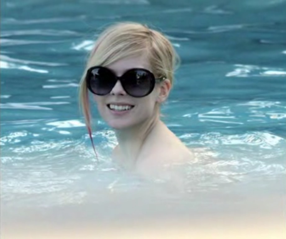Avril_Lavigne-Nude_in_pool_with_her_friend_14.jpg