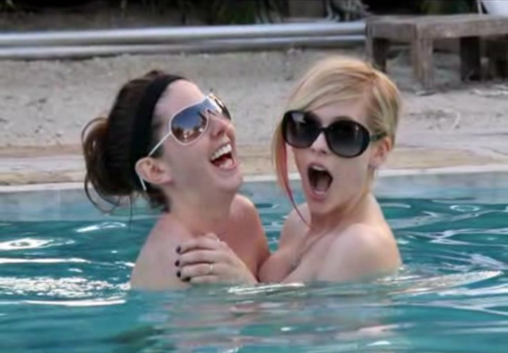 Avril_Lavigne-Nude_in_pool_with_her_friend_09.jpg