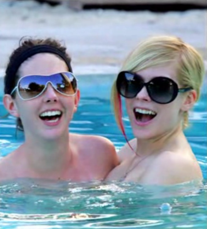 Avril_Lavigne-Nude_in_pool_with_her_friend_01.jpg