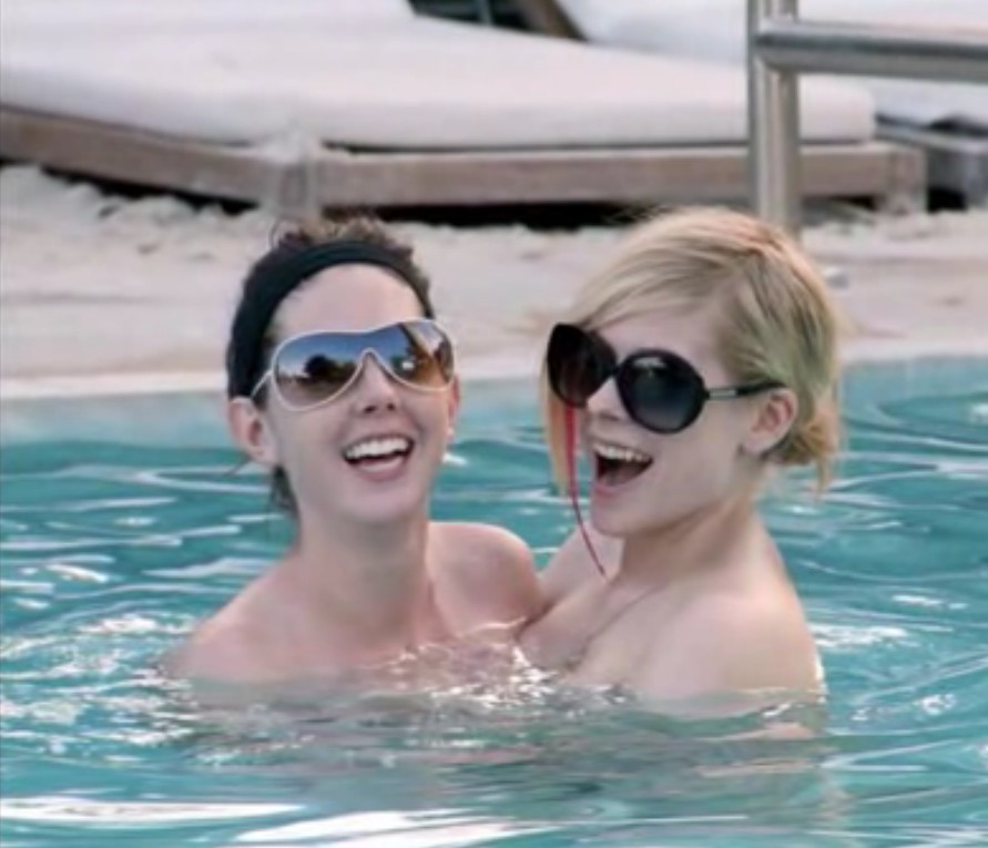 Avril_Lavigne-Nude_in_pool_with_her_friend_04.jpg