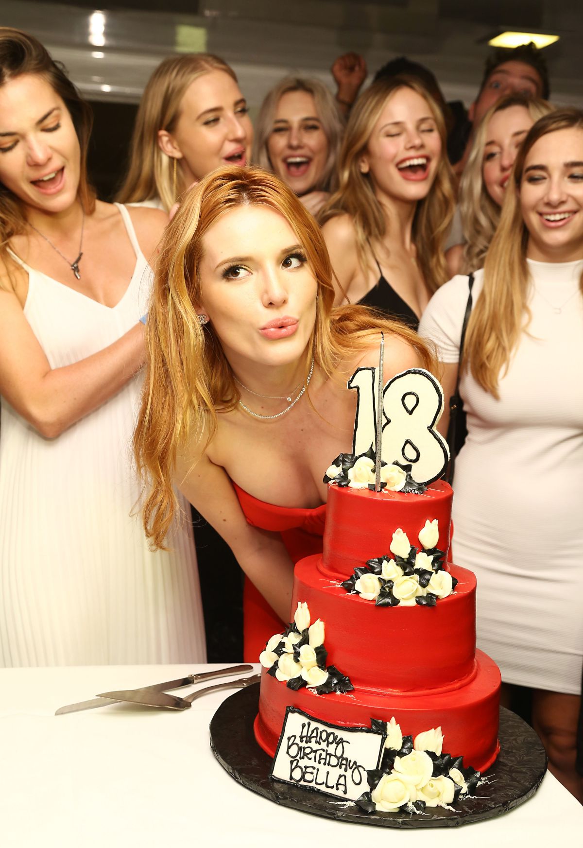 bella-thorne-celebrates-her-18th-birthday-on-a-yacht-in-los-angeles-10-10-2015_11.jpg