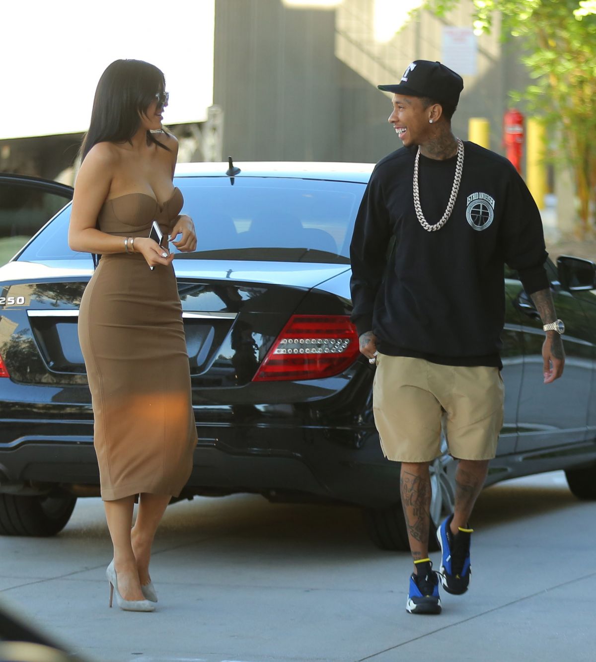 kylie-jenner-out-and-about-in-woodland-hills-10-13-2015_5.jpg