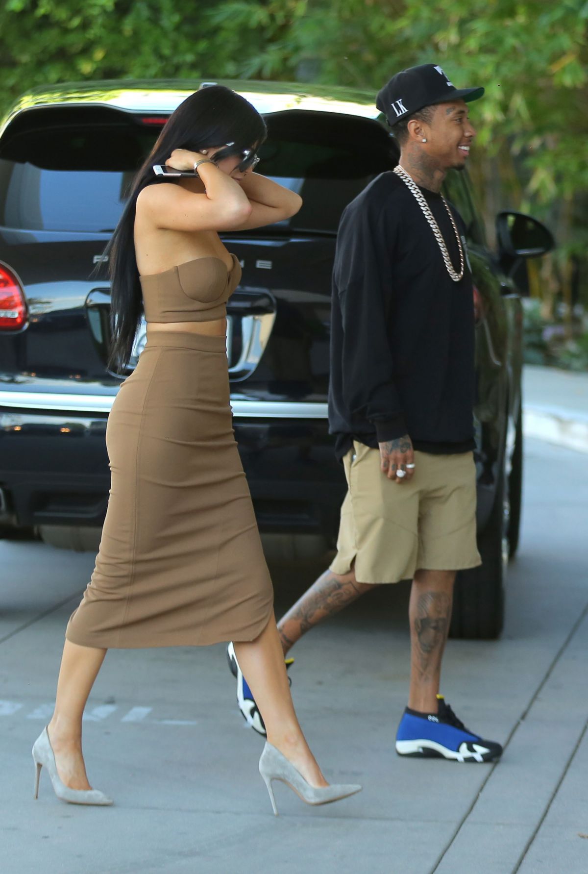 kylie-jenner-out-and-about-in-woodland-hills-10-13-2015_7.jpg