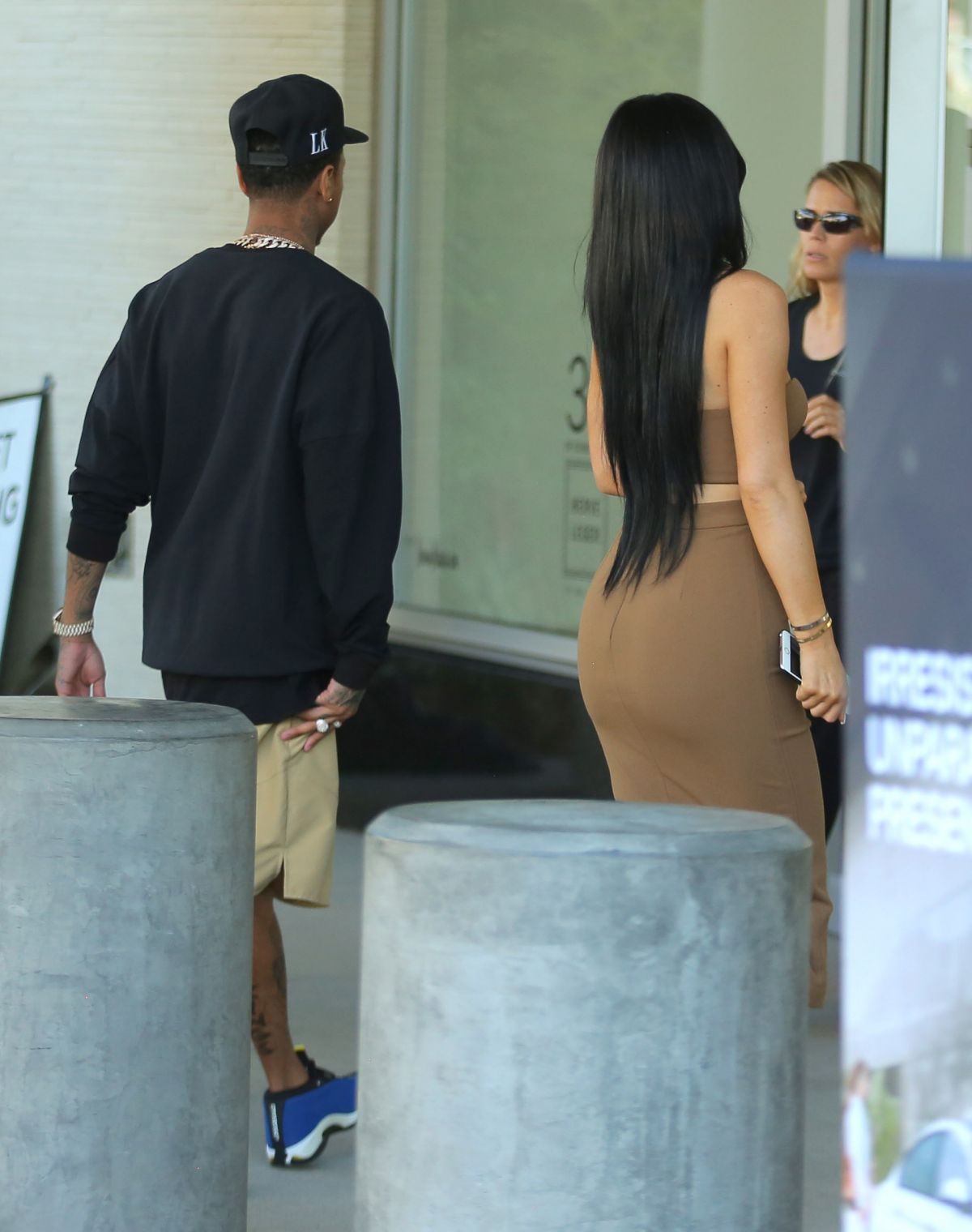 kylie-jenner-out-and-about-in-woodland-hills-10-13-2015_9.jpg