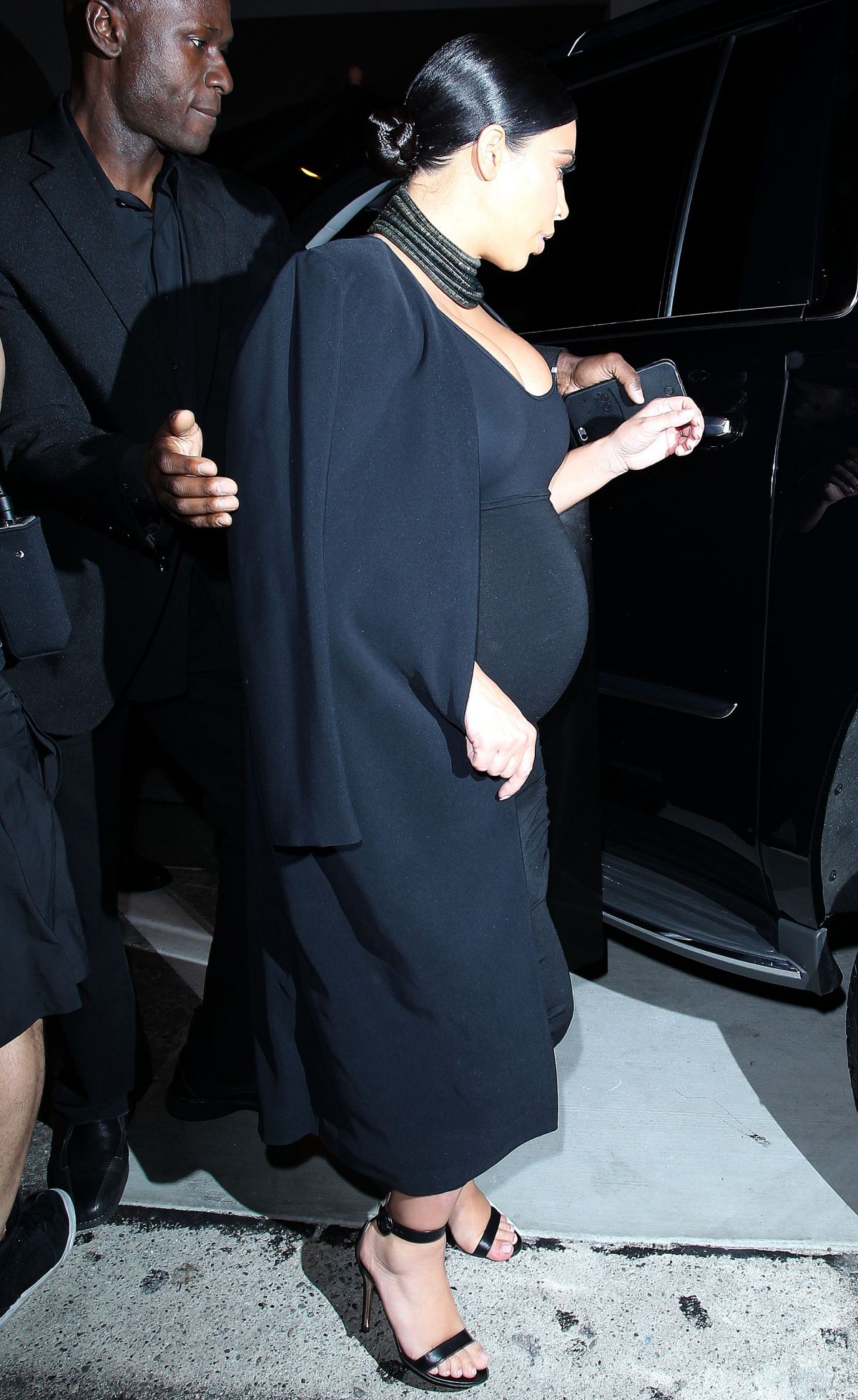 pregnant-kim-kardashian-leaves-craig-s-restaurant-in-west-hollywood-10-13-2015_22.jpg