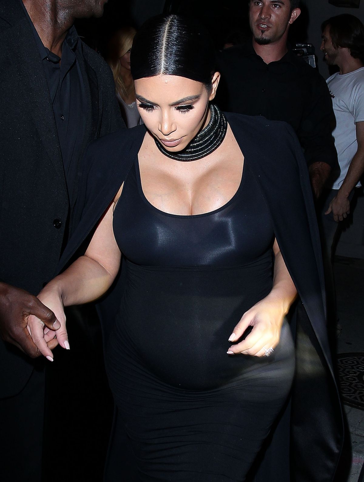 pregnant-kim-kardashian-leaves-craig-s-restaurant-in-west-hollywood-10-13-2015_14.jpg