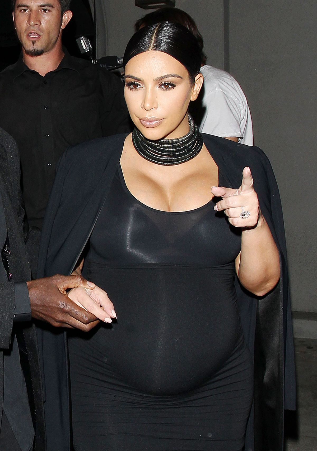 pregnant-kim-kardashian-leaves-craig-s-restaurant-in-west-hollywood-10-13-2015_11.jpg