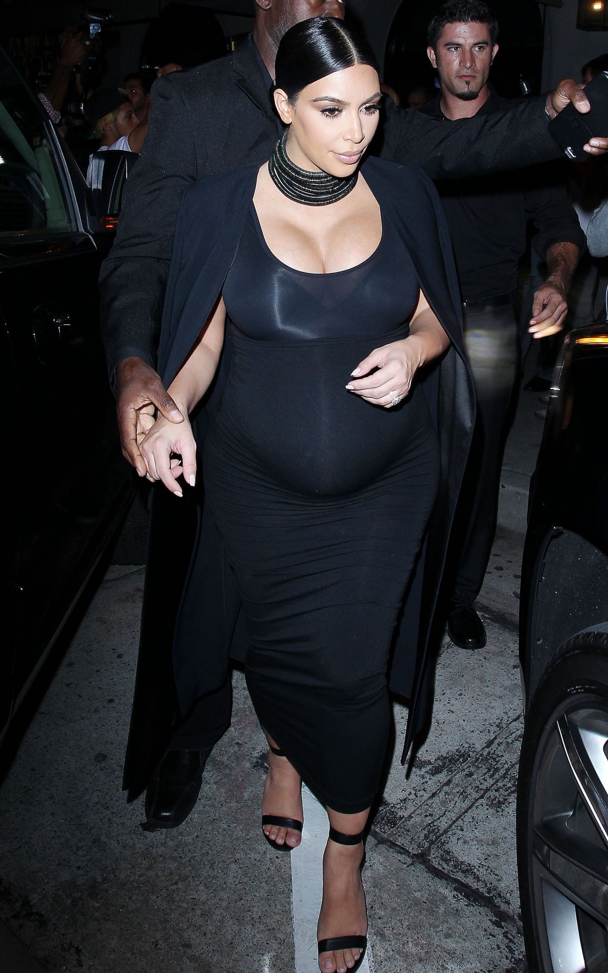 pregnant-kim-kardashian-leaves-craig-s-restaurant-in-west-hollywood-10-13-2015_15.jpg