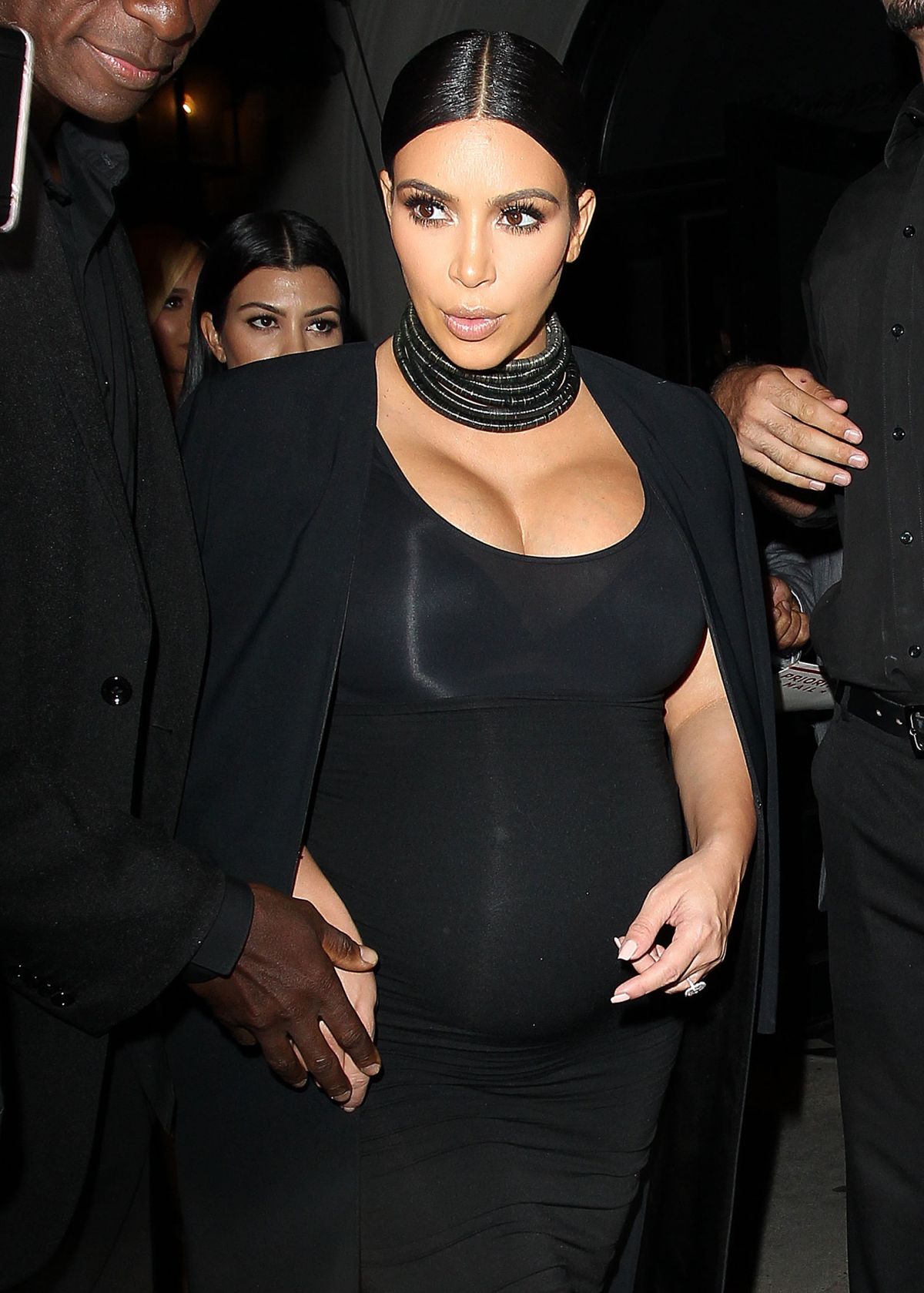 pregnant-kim-kardashian-leaves-craig-s-restaurant-in-west-hollywood-10-13-2015_6.jpg