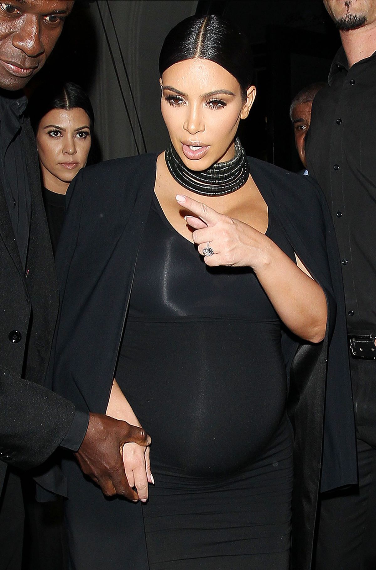 pregnant-kim-kardashian-leaves-craig-s-restaurant-in-west-hollywood-10-13-2015_8.jpg