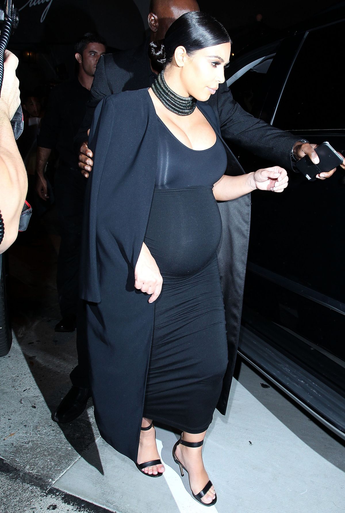 pregnant-kim-kardashian-leaves-craig-s-restaurant-in-west-hollywood-10-13-2015_21.jpg