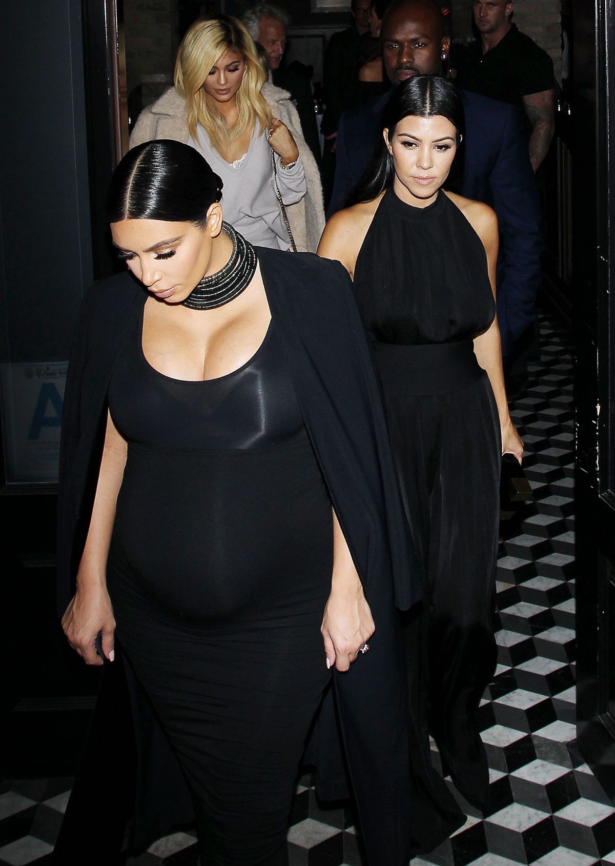 pregnant-kim-kardashian-leaves-craig-s-restaurant-in-west-hollywood-10-13-2015_2.jpg