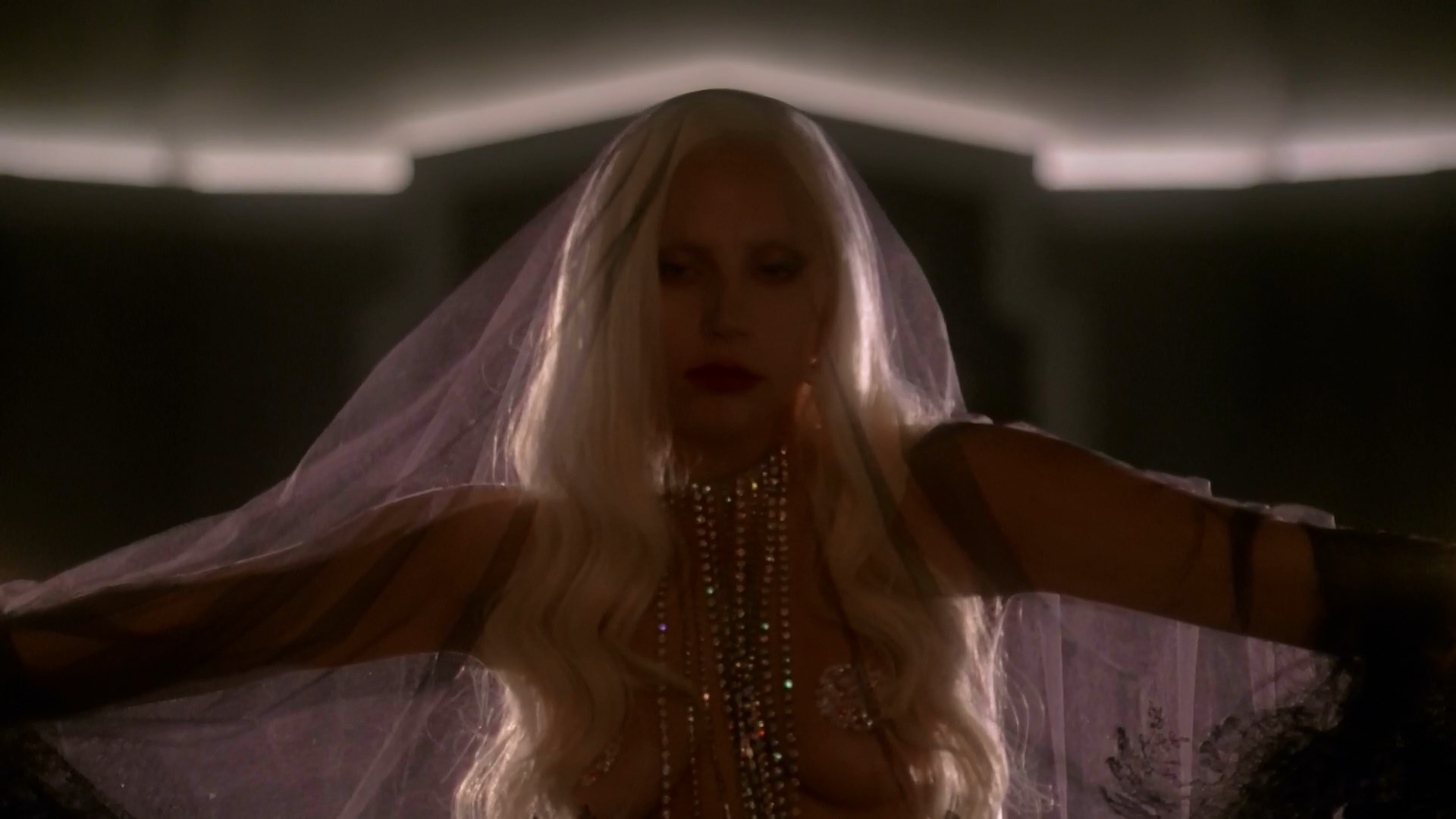 Lady Gaga, Chasty Ballesteros, etc - American Horror Story S05 E01 1080p.mkv_snapshot_03.01_[2015.10.09_05.52.36].jpg